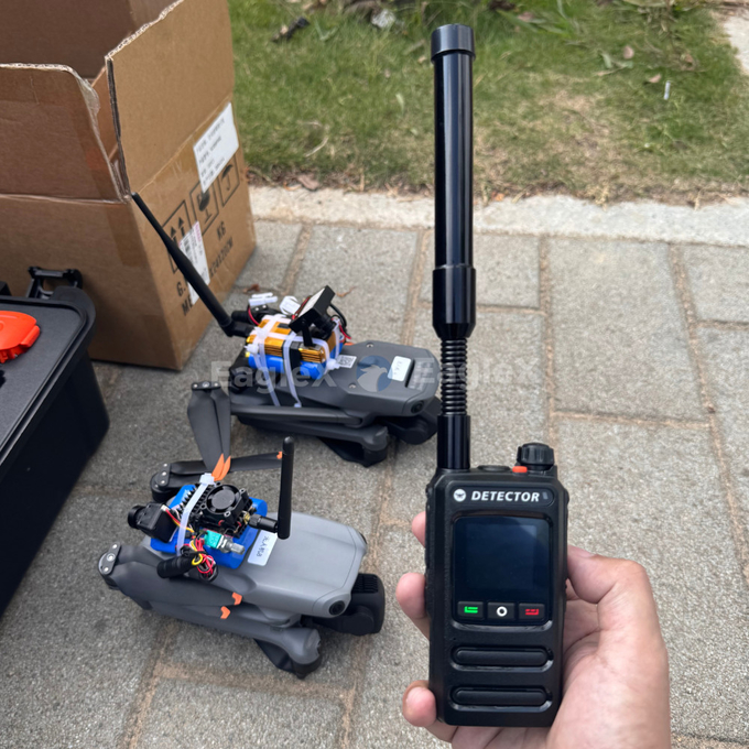 1.5-2KM El FPV Drone dedektörü 800 ̇1500MHz、2400 ̇2485MHz、5725 ̇5850MHz 1