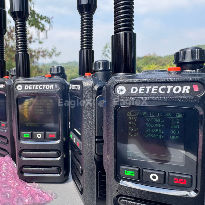 1.5-2KM El FPV Drone dedektörü 800 ̇1500MHz、2400 ̇2485MHz、5725 ̇5850MHz 0