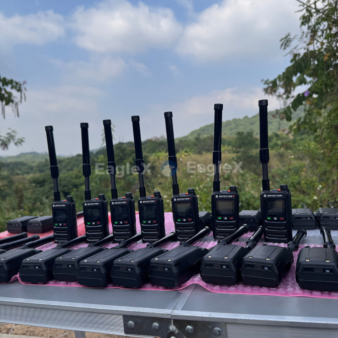 1.5-2KM El FPV Drone dedektörü 800 ̇1500MHz、2400 ̇2485MHz、5725 ̇5850MHz 2
