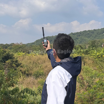 1500m-2000m Erken Uyarı Elde Tutulan FPV Drone Detektörü 800MHz 1500MHz 2400MHz 5800MHz